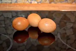 Chleba ve vajíčku se sýrem a salátem 8 Chleba ve vajíčku se sýrem a salátem - 1. krok