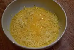 Chleba ve vajíčku se sýrem a salátem 13 Chleba ve vajíčku se sýrem a salátem - 4. krok