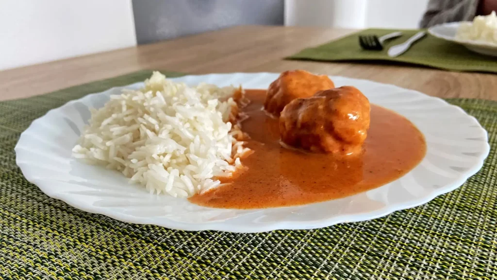 Rajská omáčka s masovými kuličkami