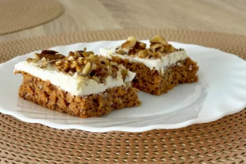 Ořechovo-mrkvový koláč s krémem